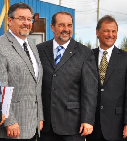 Le ministre Denis Lebel en compagnie des repr&eacute;sentants de Perfecta For&ecirc;t, messieurs Serge V&eacute;zina et Fran&ccedil;ois Dugas.