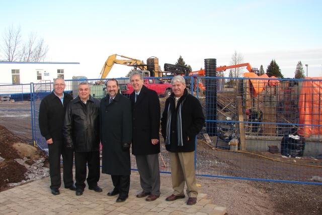 Lors de la visite du chantier de la marina de Roberval: Rémi Leclerc, conseiller, Gilles Otis, conseiller, le ministre Denis Lebel, Michel Larouche, maire de Roberval et Jacques Dion, conseiller.