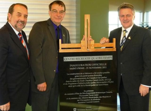 M. Denis Lebel est ici en compagnie du maire de Saint-Prime, M.Bernard Généreux, et du Ministre des affaires municipales du Québec , M.Laurent Lessard