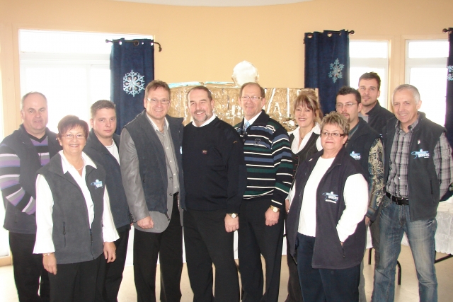 Le ministre Denis Lebel accompagné du maire de Saint-Gédéon, Jean-Paul Boucher (à droite) et du comité organisateur du Festival des Glaces 2011.