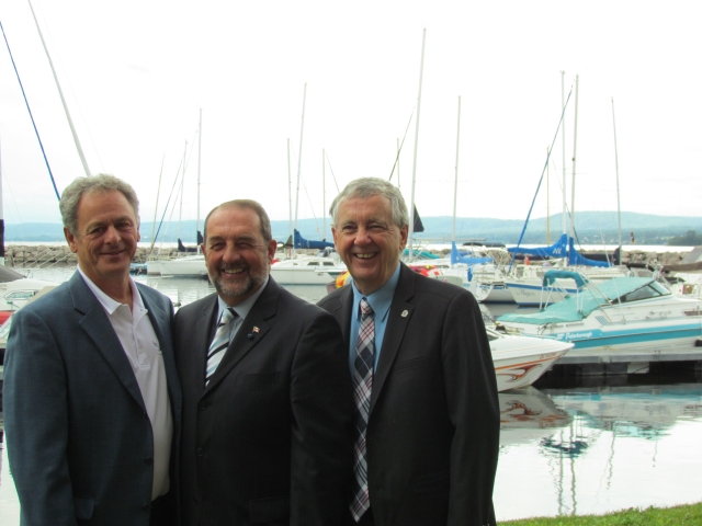 Entourant le ministre Denis Lebel,M.Maurice Gagnon du Club nautique et M.Michel Larouche, maire de Roberval