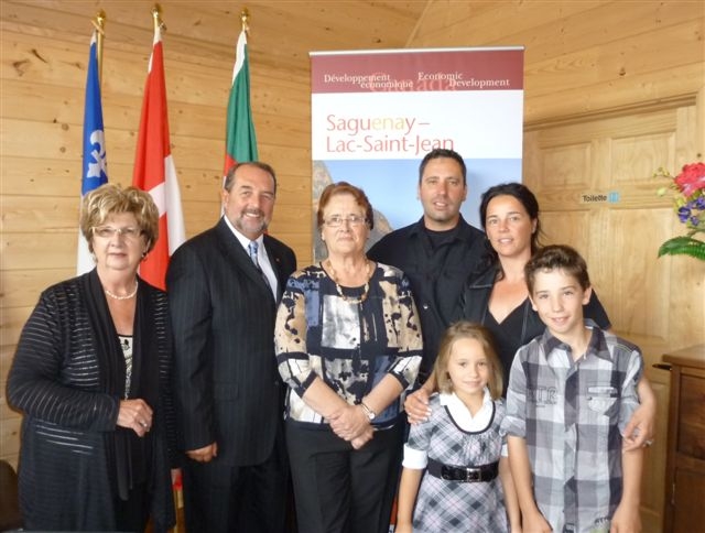 Le ministre en compagnie de la mairesse d'Albanel, Évangéline Plourde, ainsi que Claire Pelchat, Serge Pelchat, France Côté, Sarah-Maude et Jean-Simon du Domaine des Oiseaux.