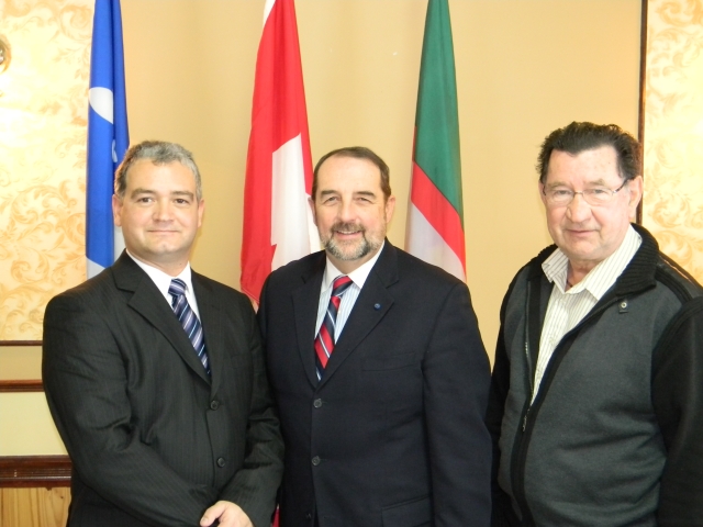 M.Sabin Jean, président de Féricar, le ministre denis Lebel et le maire de Chambord, M.Gérard Savard