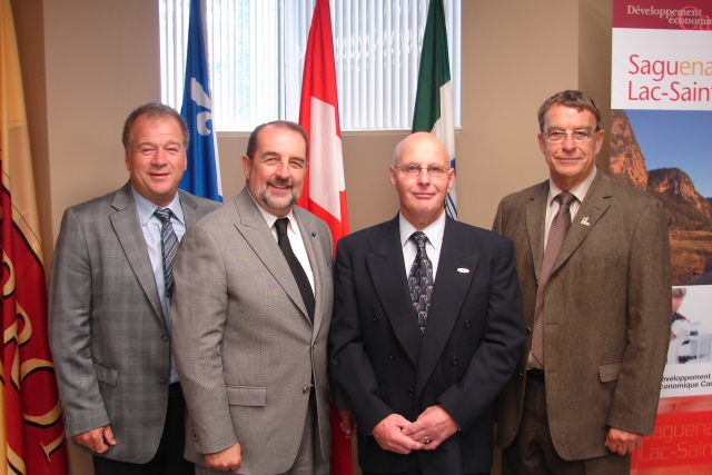 Messieurs Denis Brassard, directeur général Fromagerie Perron, Denis Lebel, Jean-Marc Perron, Fromagerie Perron et Bernard Généreux, maire de Saint-Prime