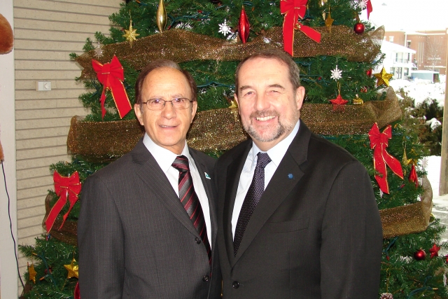 Le ministre Denis Lebel et le président de l'organisme Route des mille et une histoires, M. Claude Ouellet.