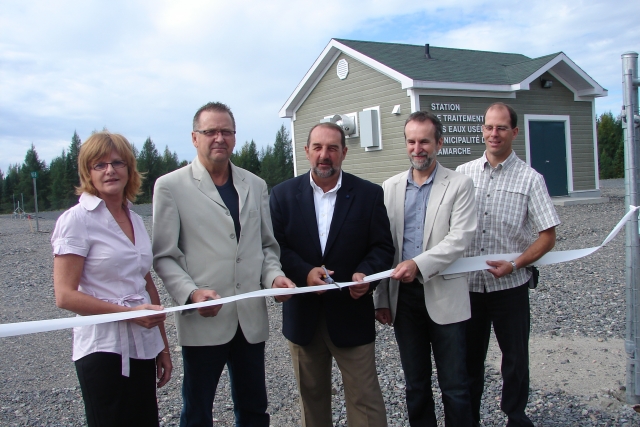 Mme Marina Savard, attaché politique du député Alexandre Cloutier, M. Claude Bourgault, maire de Lamarche, M. Denis Lebel, ministre d'État et député Roberval-Lac-Saint-Jean, M. Pierre Boudreault, représentant pour l'entreprise Rosario Martel et M. Jean Drapeau, chargé de projet.