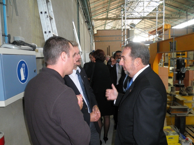 Le ministre en visite au Laboratoire de test de structures du CSTB