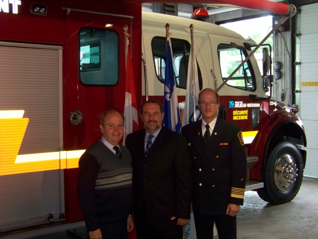 Le ministre Lebel en compagnie du maire de Dolbeau-Mistassini, Georges Simard et du directeur du Service de sécurité incendie, Daniel Cantin